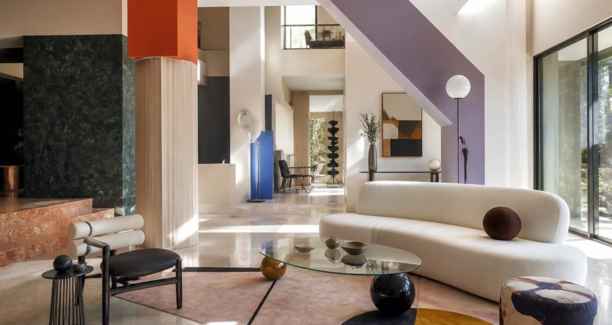 découvrez comment l'architecture postmoderniste façonne et inspire le design intérieur moderne, alliant audace stylistique et fonctionnalité contemporaine.
