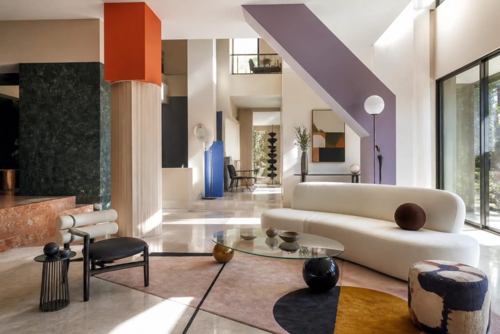 découvrez comment l'architecture postmoderniste façonne et inspire le design intérieur moderne, alliant audace stylistique et fonctionnalité contemporaine.